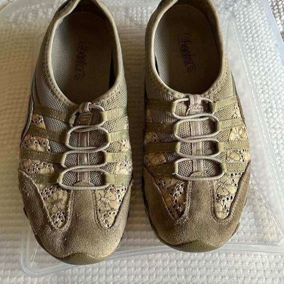 Skechers tan sneakers with lace and ribbon tops w loops for decoration. Size 7. - Picture 1 of 9